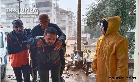 Antalya'da sel felaketi! Turist dolu 5 yıldızlı otel sular altında kaldı