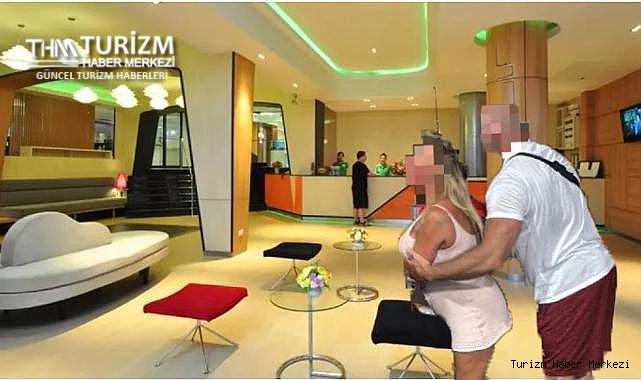 Otelin lobisinin ortasındaki cam masada herkesin içinde cinsel ilişkiye girdiler!