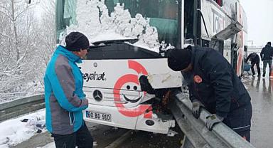 Sivas'ta iki yolcu otobüsü çarpıştı! Biri bariyere saplandı