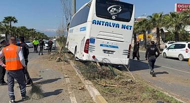Yolcu dolu otobüs refüje çıkıp direğe çarptı! Çok sayıda yaralı var