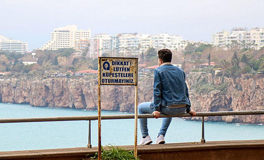 Manzara izlerken falezlerden düştü! Oturmaya devam ettiler