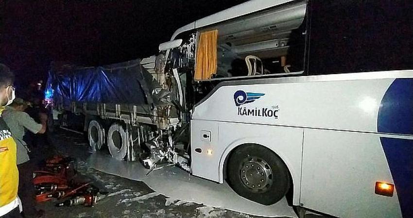 Uşak'ta Kamil Koç otobüsü kamyona arkadan çarptı! 2 ölü 18 yaralı