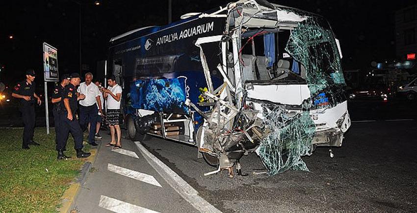 Antalya'da tur minibüsüyle Kamil Koç'a ait yolcu otobüsü çarpıştı!