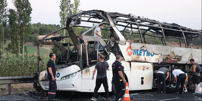 Bir otobüs faciası da Manisa'dan! Metro Turizm'e ait otobüs alev aldı