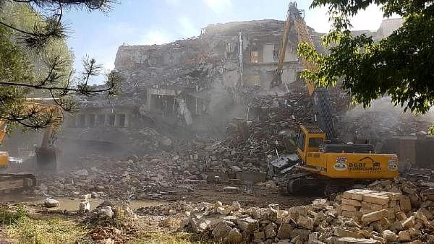 Ürgüp Belediyesi'ne ait 59 yıllık Büyük Otel yıkıldı