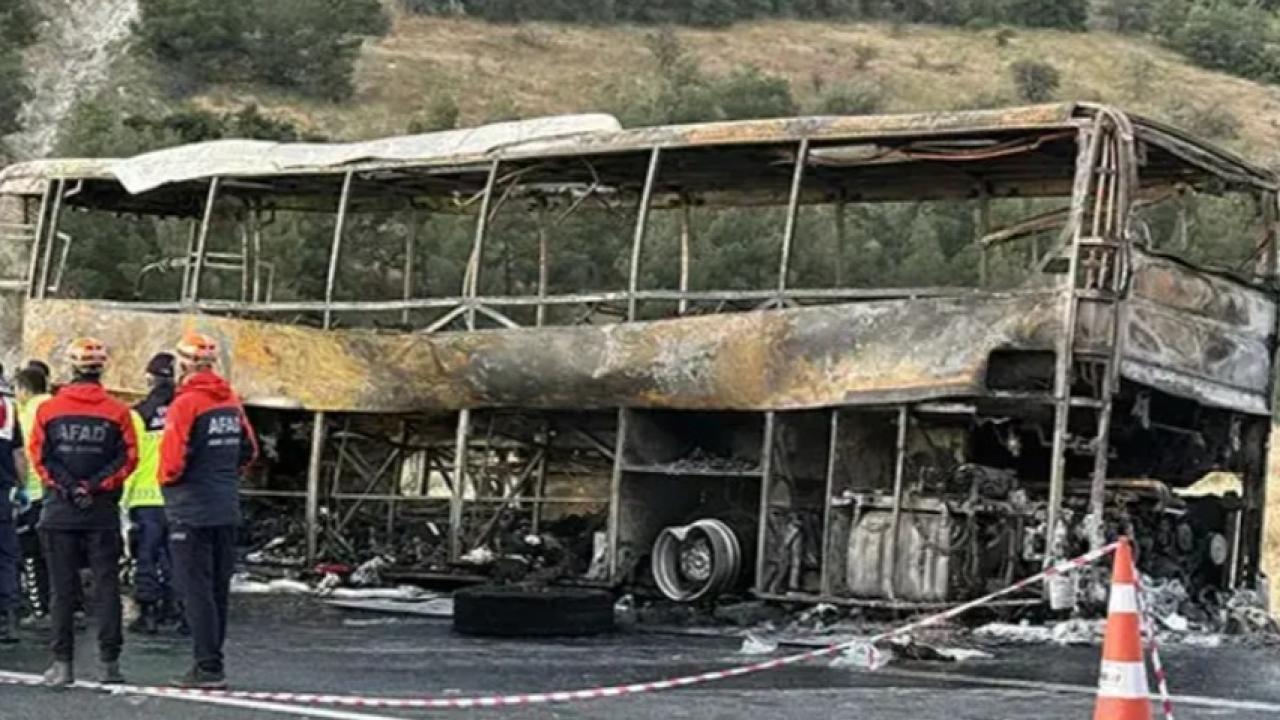 Denizli'de Pamukkale Turizm yolcu otobüsü faciası! Bariyere çarpıp yandı, biri bebek 8 kişi öldü