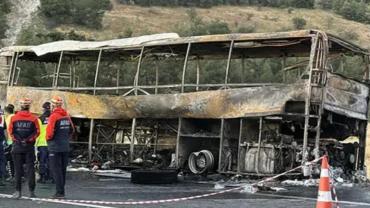 Denizli'de Pamukkale Turizm yolcu otobüsü faciası! Bariyere çarpıp yandı, biri bebek 8 kişi öldü
