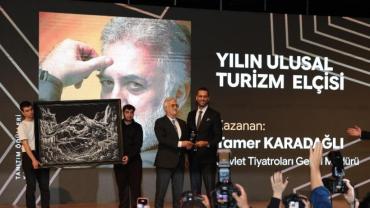 Tamer Karadağlı’ya büyük ödül: Yılın Ulusal Turizm Elçisi ödülünün sahibi oldu