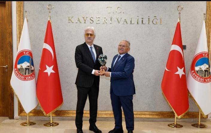 Tamer Karadağlı’ya büyük ödül: Yılın Ulusal Turizm Elçisi ödülünün sahibi oldu